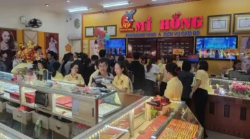 سعر أونصة الذهب يهبط إلى ما دون 4400 دولار في تعاملات الافتتاح